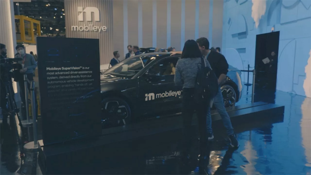 People were drawn to the Mobileye booth, where the ZEEKR 001 is located. img#3