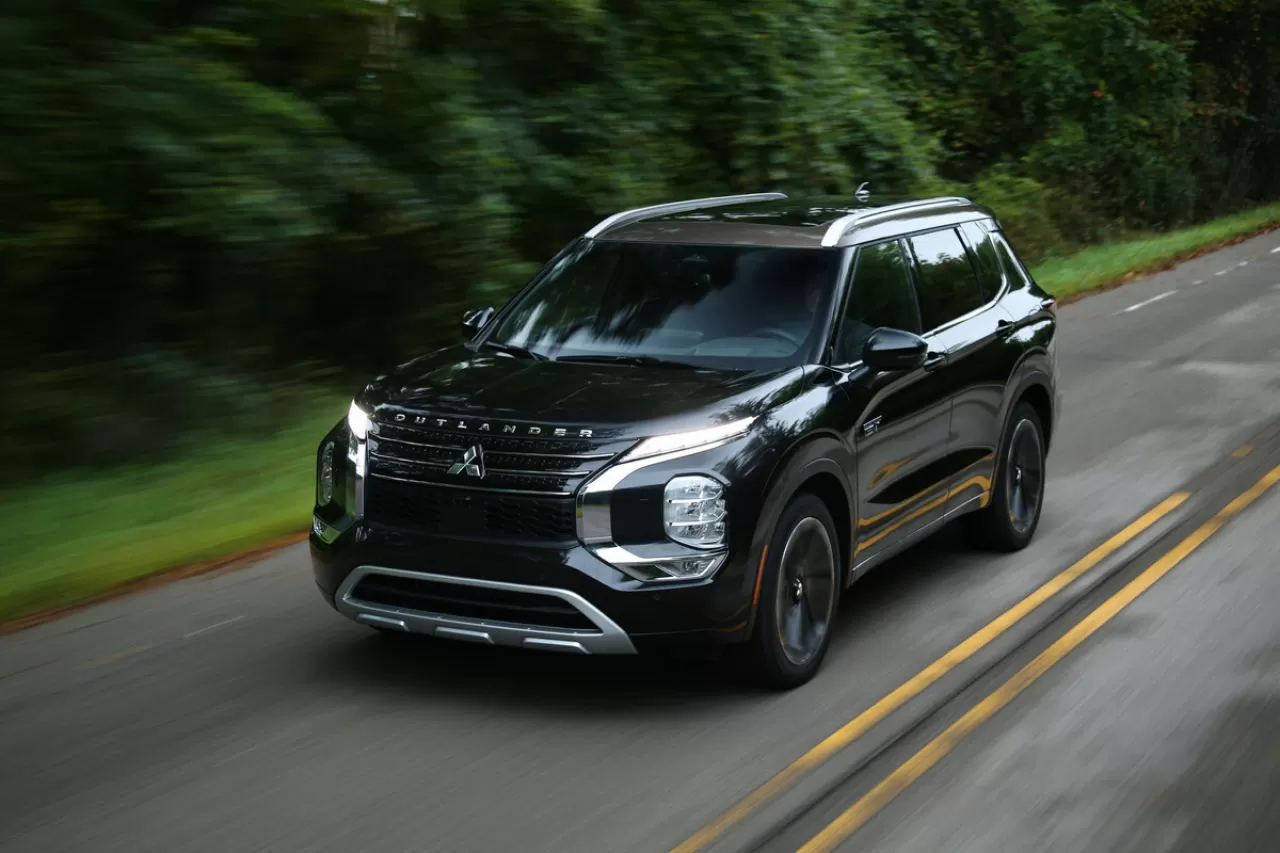 40th Anniversary Special Editions of Outlander and Outlander PHEV enhance award-winning seven-passenger SUV family. img#1