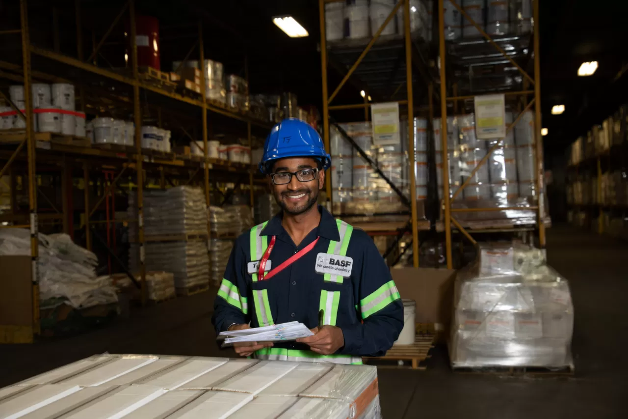BASF employee checking shipments at the BASF Canada Toronto site (CNW Group/BASF Canada) img#1