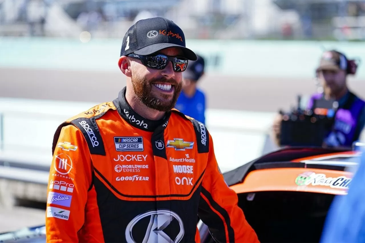 Kubota Tractor Corporation and Trackhouse Racing announced that drivers Ross Chastain and Daniel Suárez will carry the familiar orange Kubota paint scheme in six races in the 2023 NASCAR Cup Series season. With the sponsorship, Kubota becomes the Official Tractor Company of Trackhouse Racing. img#1