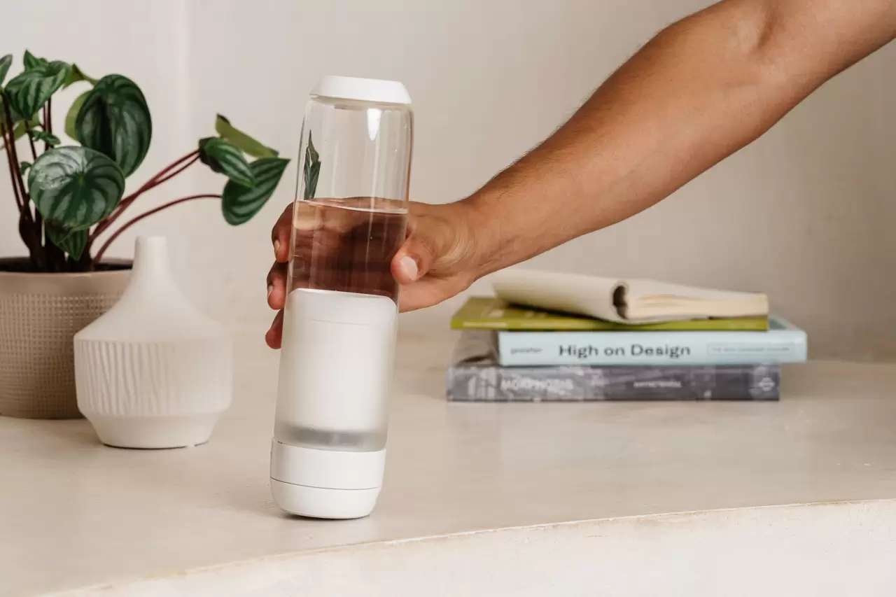 The Weo Bottle that uses electrolysis to enhance the water you drink img#1