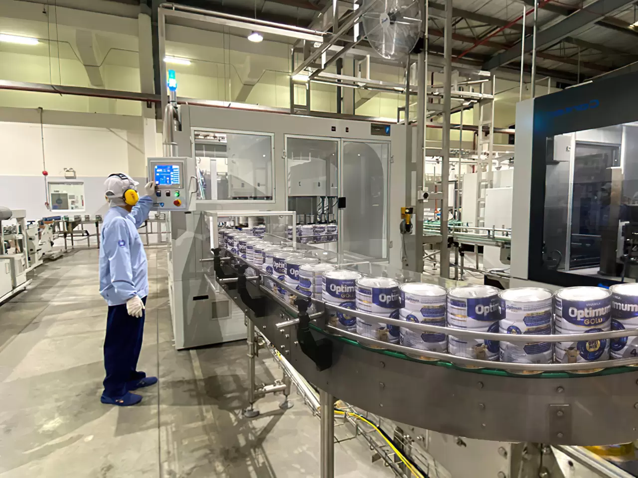 The capacity of the UK's production lines in the Vietnam Powdered Milk Factory reaches nearly 23,000 products every hour (Vinamilk) img#2