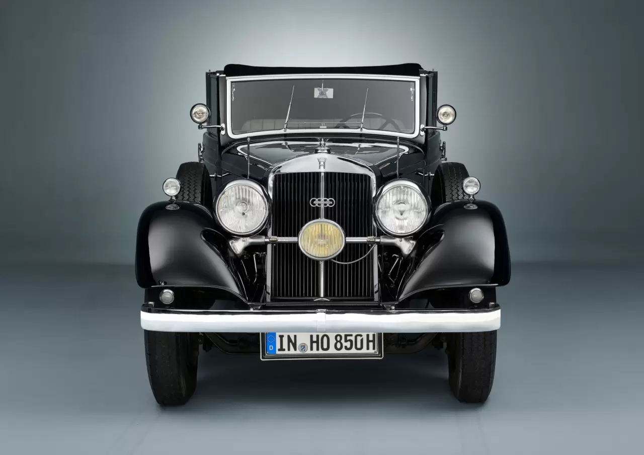 The impressive luminous phalanx of the Horch 850 from 1935. img#3