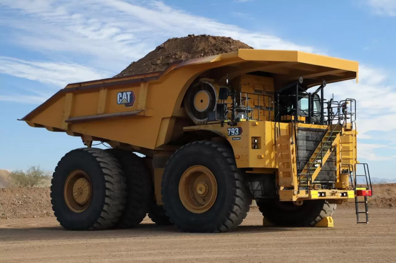 Caterpillar’s first battery electric 793 large mining truck demonstrated at the company’s Tucson Proving Ground img#1
