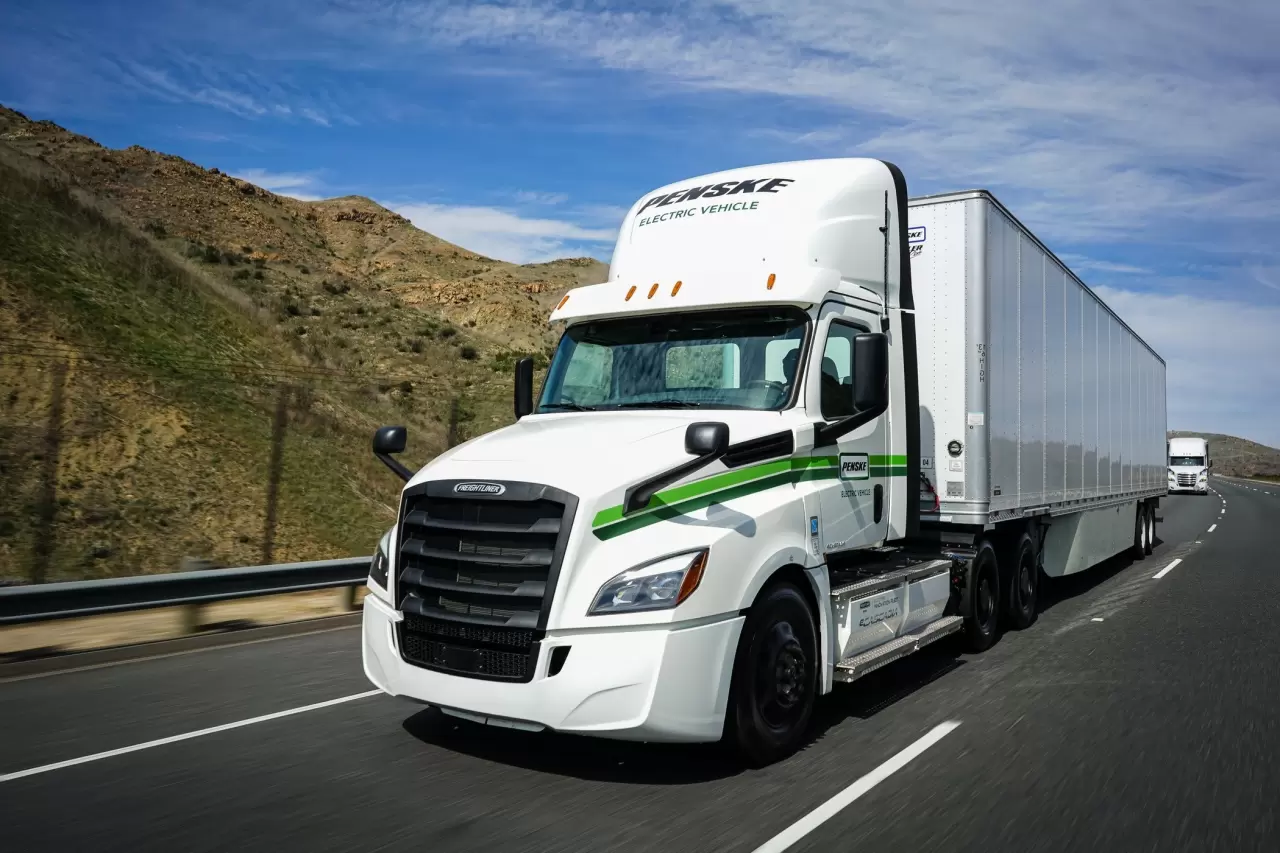 Penske Truck Leasing and Daimler Truck North America (DTNA) commemorated the delivery of two battery electric production model Freightliner eCascadia semi-trucks. img#1