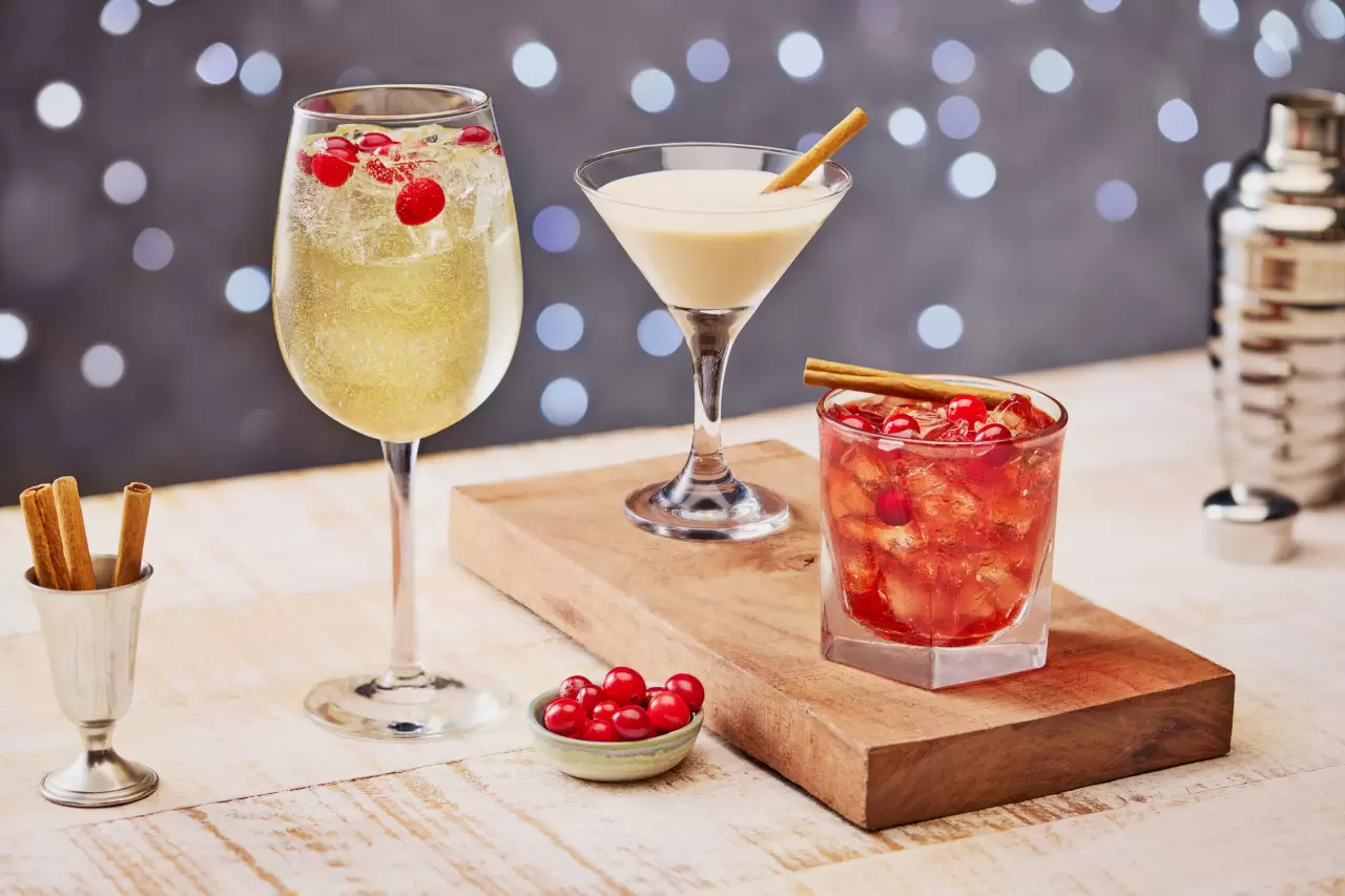 Red Lobster® has also introduced new, limited-time holiday drinks, including NEW! Snowglobe Sangria, NEW! Fireside Martini and NEW! Cran-Apple Smash – because no seasonal celebration is complete without a festive cocktail. img#2