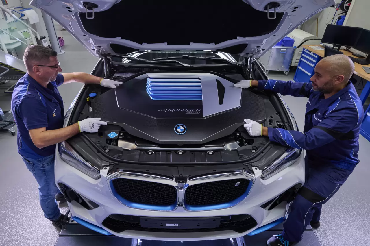 BMW Group commences production of small-series hydrogen-powered iX5 img#2