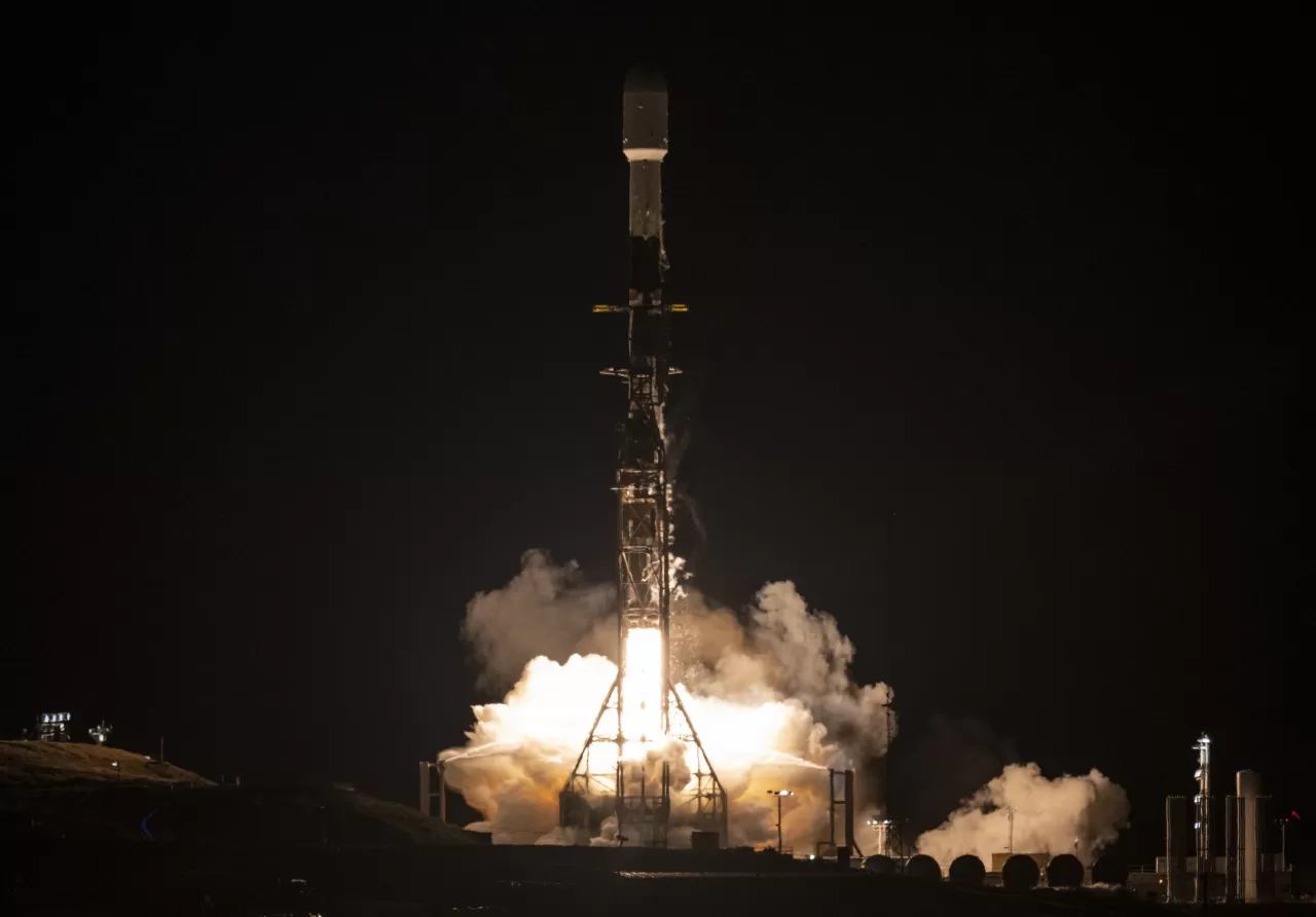 A SpaceX Falcon 9 rocket launches with the Surface Water and Ocean Topography (SWOT) spacecraft onboard, Friday, Dec. 16, 2022, from Space Launch Complex 4E at Vandenberg Space Force Base in California. img#1