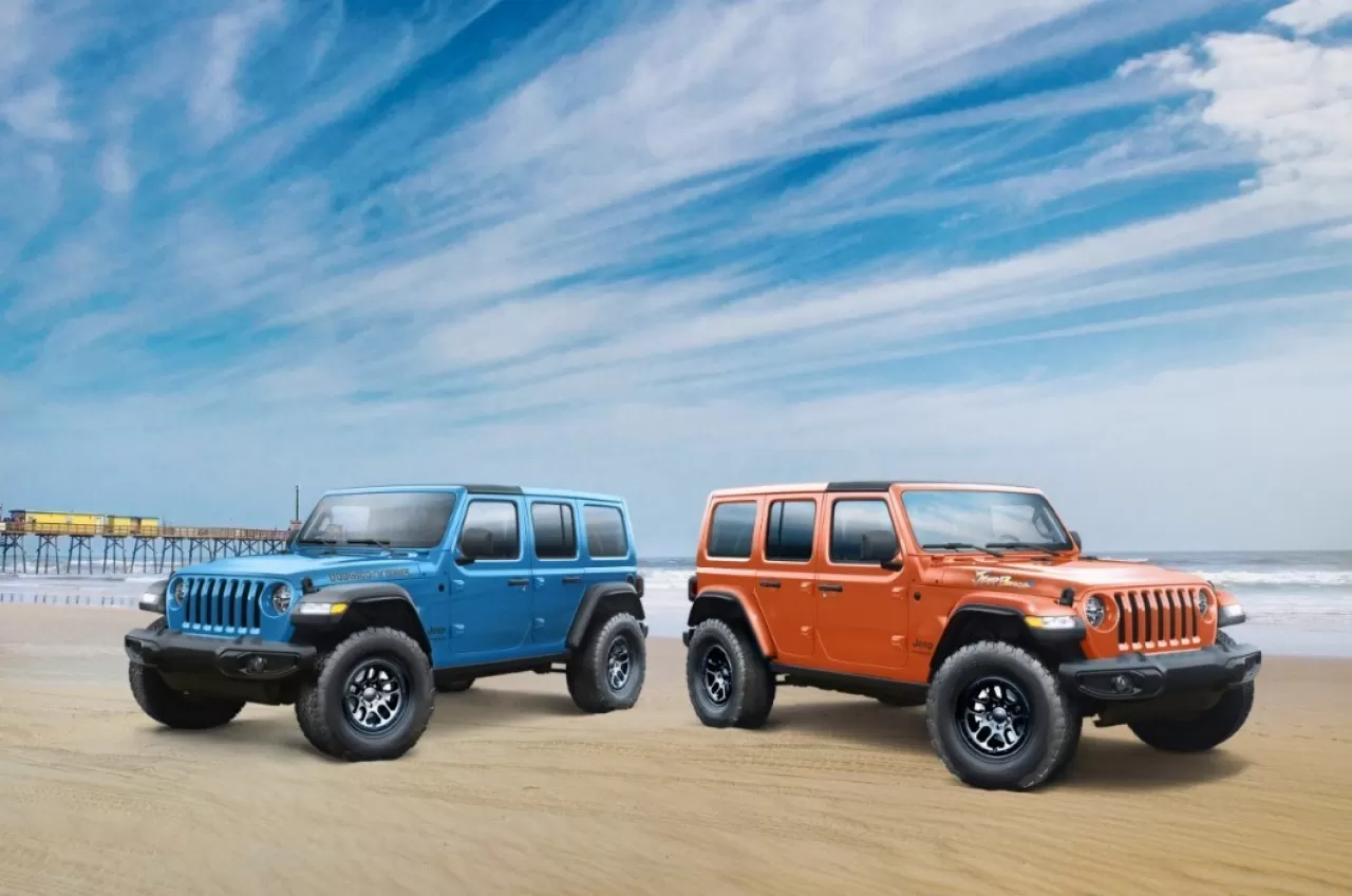 2023 Jeep® Wrangler High Tide (left) and 2023 Jeep Wrangler ‘Jeep Beach’ special-edition models. img#1