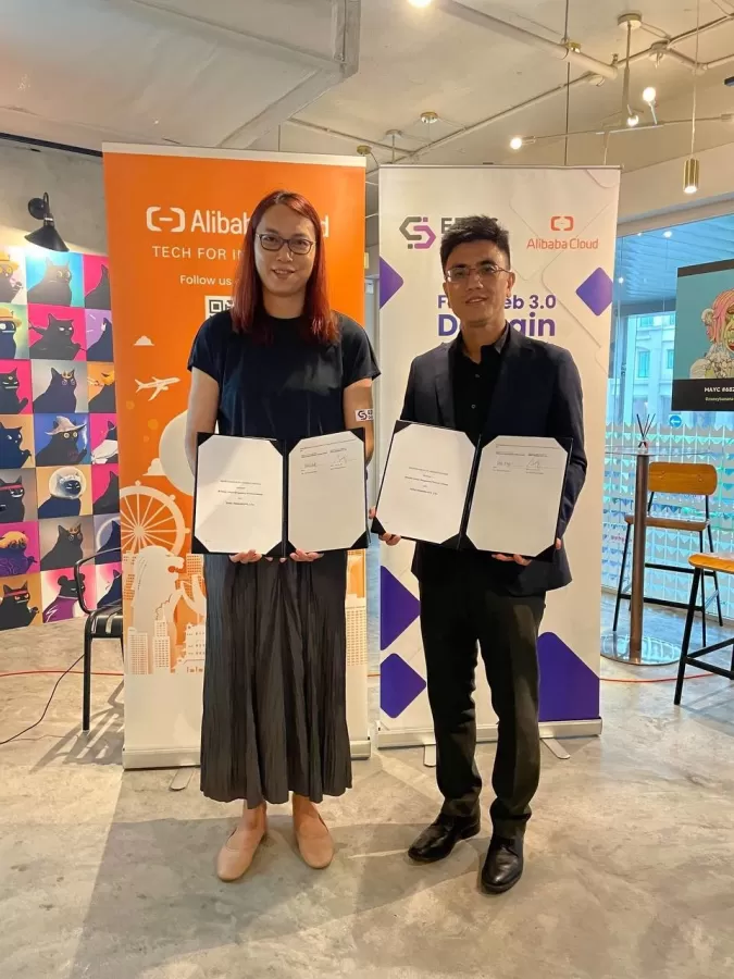(From Left-Right: Ms Joey Lam Tsz Yin, Founder of EDNS Domains; Mr Derek Wang, General Manager of Singapore, Alibaba Cloud Intelligence) (EDNS Domains) img#1
