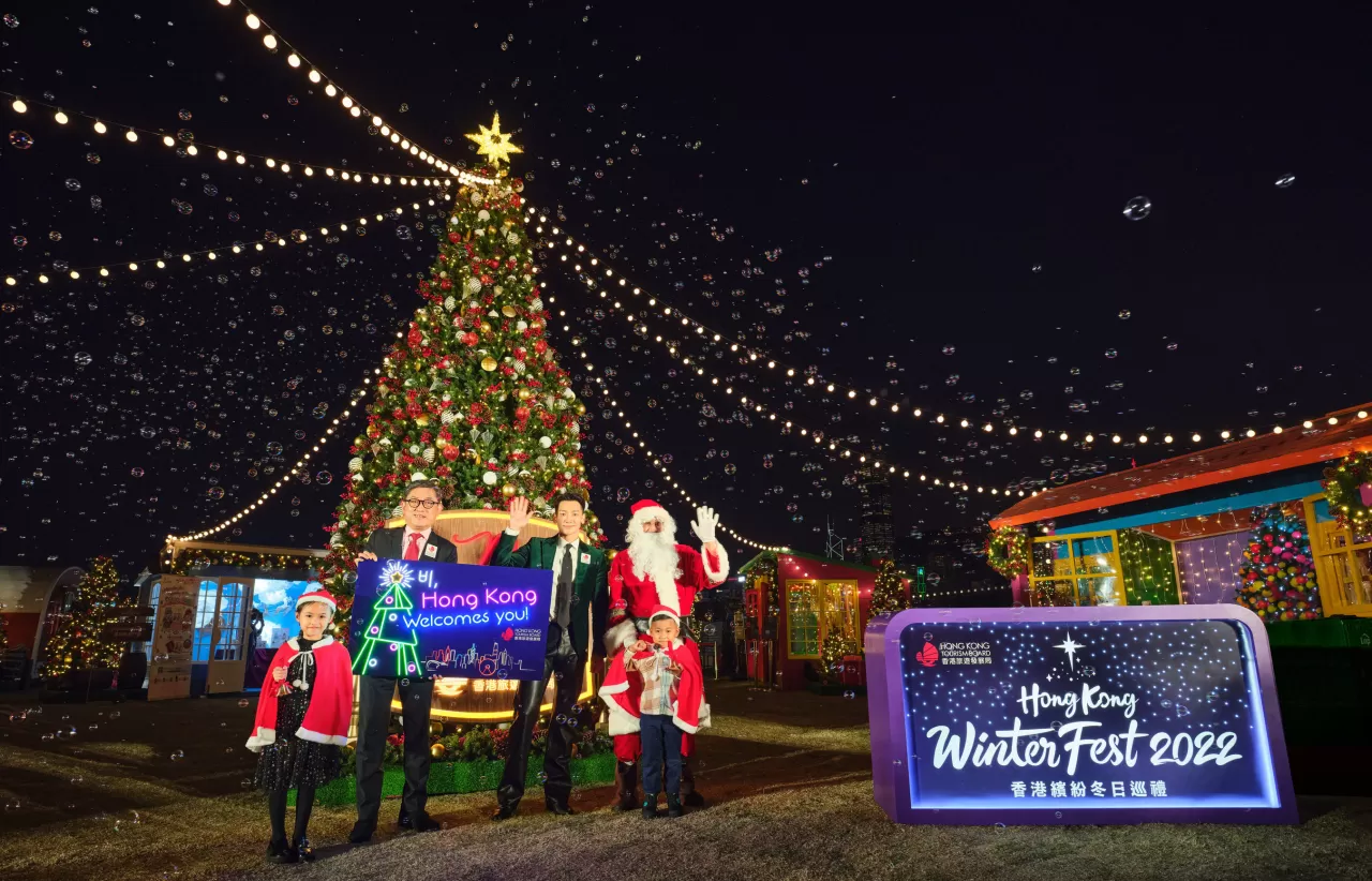 Rain (Jung ji-hoon) is back in Hong Kong and is joined by Mr. Dane Cheng, Hong Kong Tourism Board Executive Director, in the lighting ceremony of Hong Kong WinterFest to ring in Christmas with the city. (CNW Group/Hong Kong T img#2
