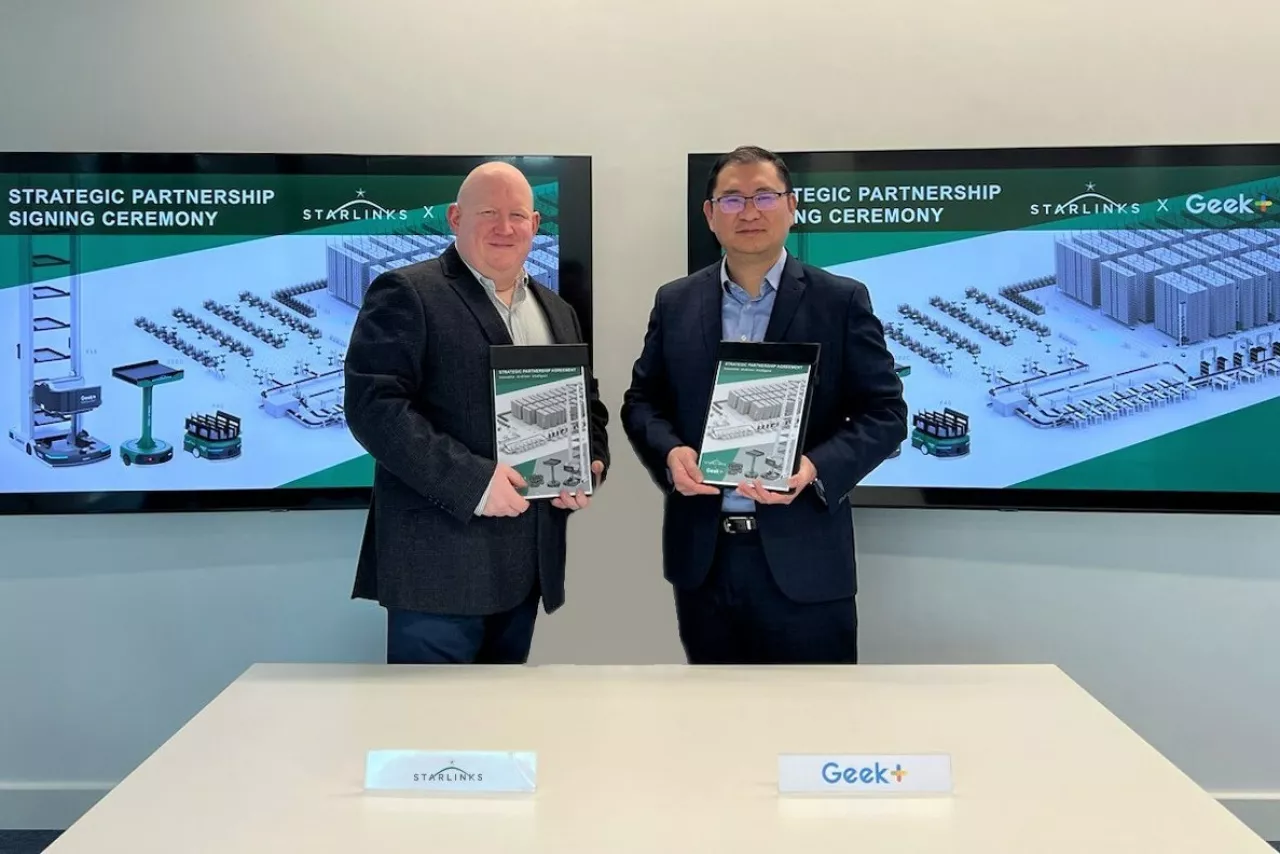 The Managing Director of Starlinks, Gary Blythe (left), and The Managing Director of EMEA at Geek+, Brian Lee (right) attended the strategic partnership signing ceremony. img#1
