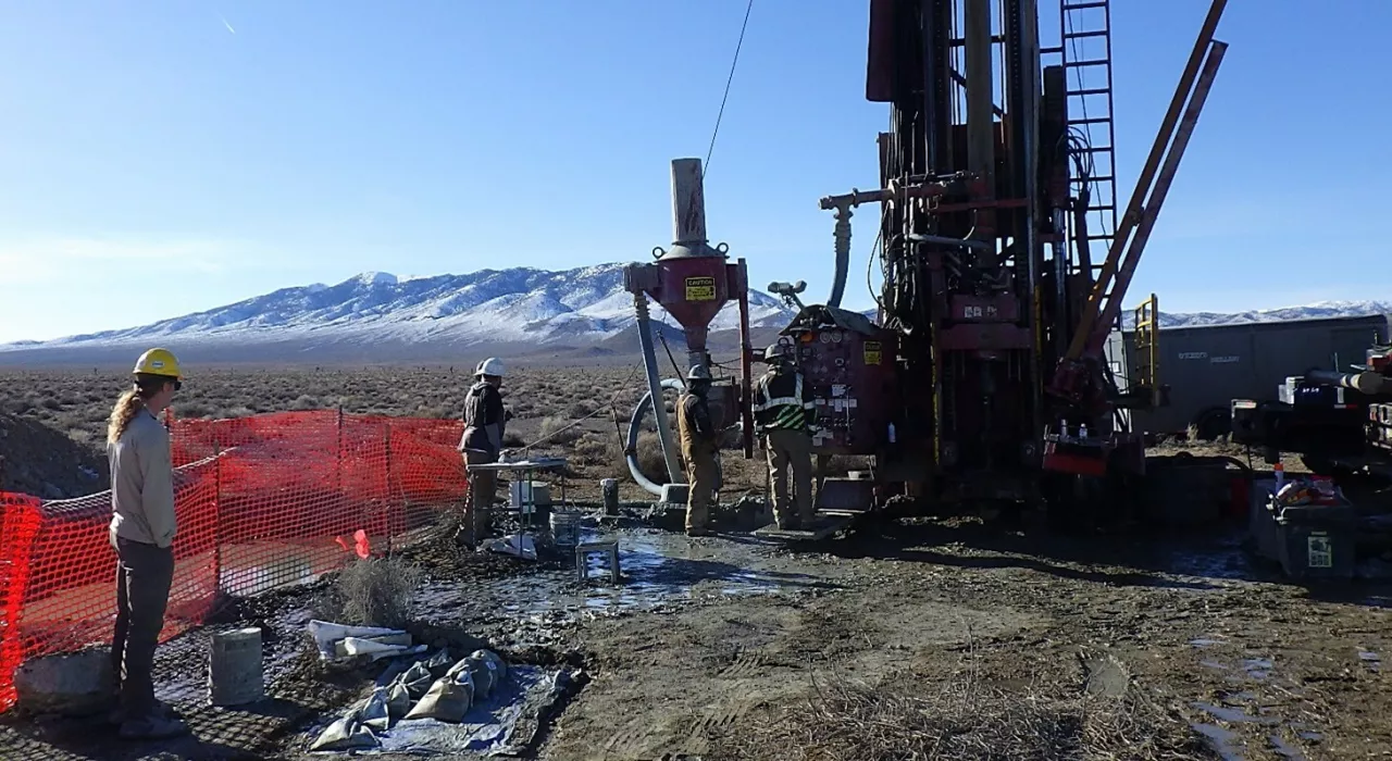 Drilling operations at the site of borehole GEM23-04, February 2023 (CNW Group/Nevada Sunrise Metals Corporation) img#1