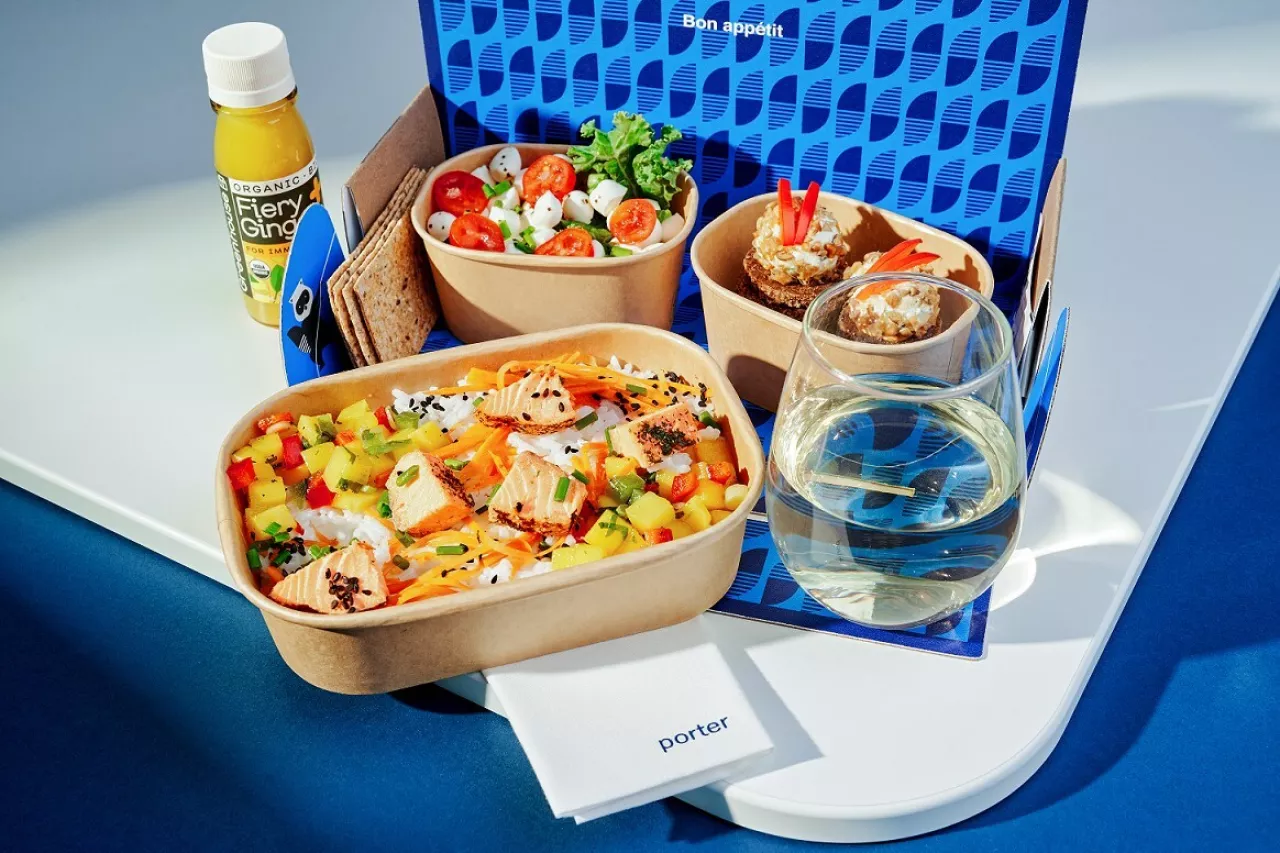 Fresh, healthy meals, pre-mixed cocktails and additional snack options are included on the menu. (CNW Group/Porter Airlines Inc.) img#1