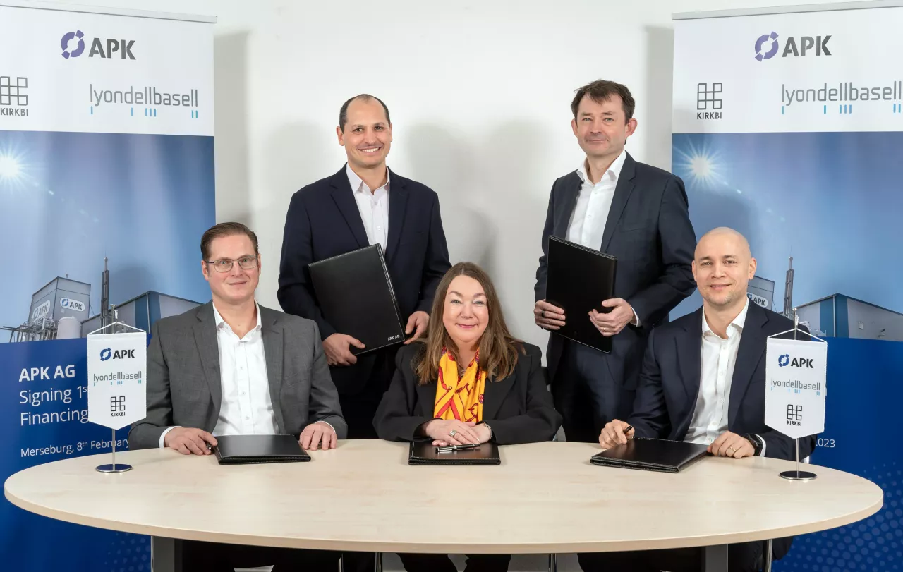Signing the agreement to invest in APK (left to right): Matthijs Beijk (LyondellBasell), Dr. Robert Marx (APK), Susanne Küppers (APK), Dr. Søren Hein (APK), Mikkel Mücke (KIRKBI) (Credit: APK AG/Tom Schulze) img#1