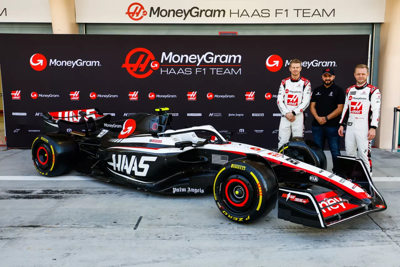 MoneyGram and urpay customer, Nawaf Alqahtani, and MoneyGram Haas F1 Team drivers, Kevin Magnussen and Nico Hülkenberg, unveil VF-23 in Bahrain img#1