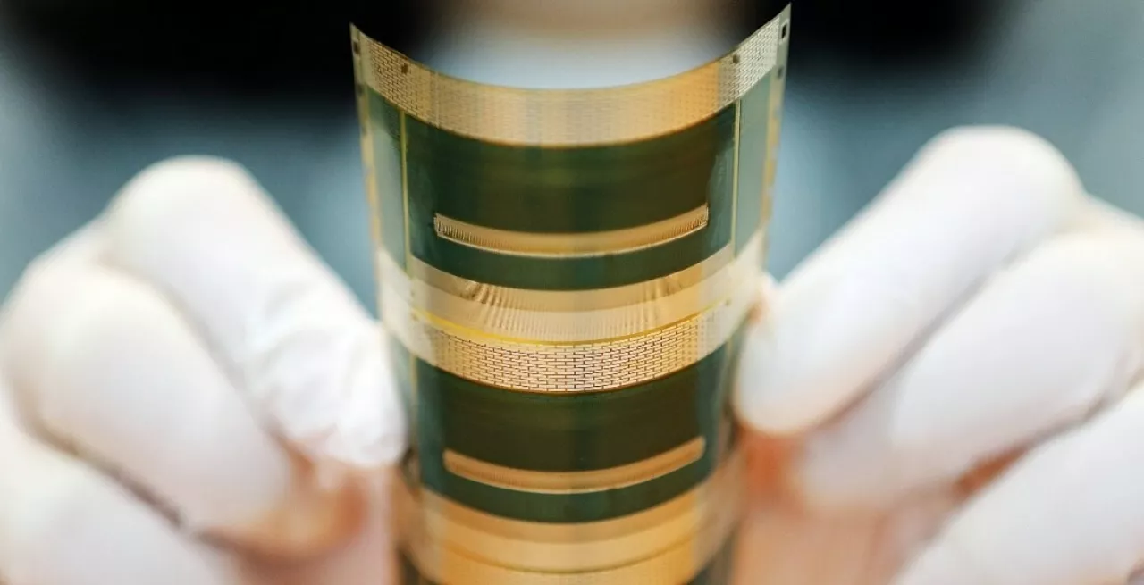 LG Innoteck’s 2-Metal COF is a film-type semiconductor substrate with the world’s smallest thickness and width and is a core component of XR devices. The product supports high resolution by forming more than 4,000 circuits within a limited space (both sides of 1 film unit). The flexible film type can be freely folded or rolled, helping reduce the required mounting space for the relevant parts. img#1
