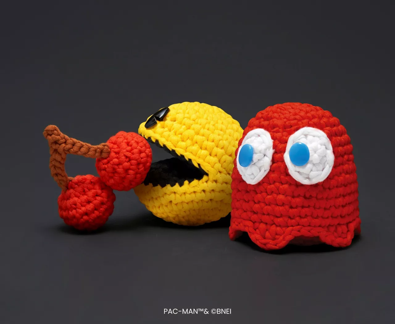 The PAC-MAN x The Woobles Collection allows crochet fans and PAC-MAN enthusiasts alike the opportunity to level up and bring the legendary video game characters to life through the art of crocheting. img#1