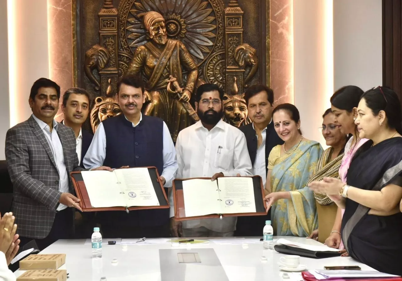 The Chief Minister of Maharashtra, Mr Eknath Shinde, The Deputy Chief Minister, Mr Devendra Fadnavis, Ms. Ashima Bhat, Group Head, HDFC Bank and Mr Rajendra Bhosale, the Honourable Collector Mumbai Suburban at the signing of the MoU to plant 30 lakh tress in Mumbai img#1
