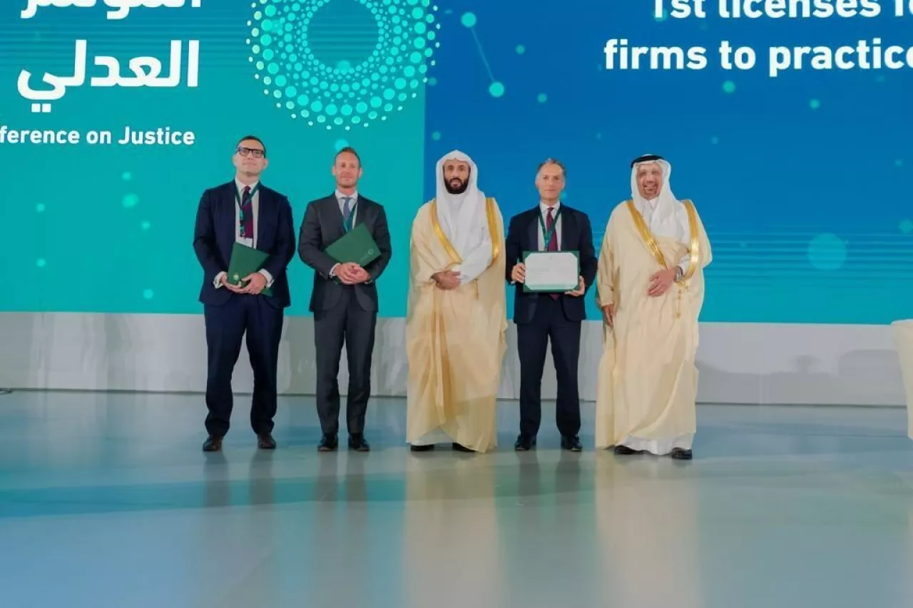 Saudi Minister of Justice, H.E. Walid Muhammad Al-Samaani, and Saudi Minister of Investment, H.E. Khalid Al Falih, issue the first licenses enabling foreign law firms Herbert Smith Freehills, Latham & Watkins, and Clifford Chance to practice in Saudi Arabia at the International Conference on Justice. img#3