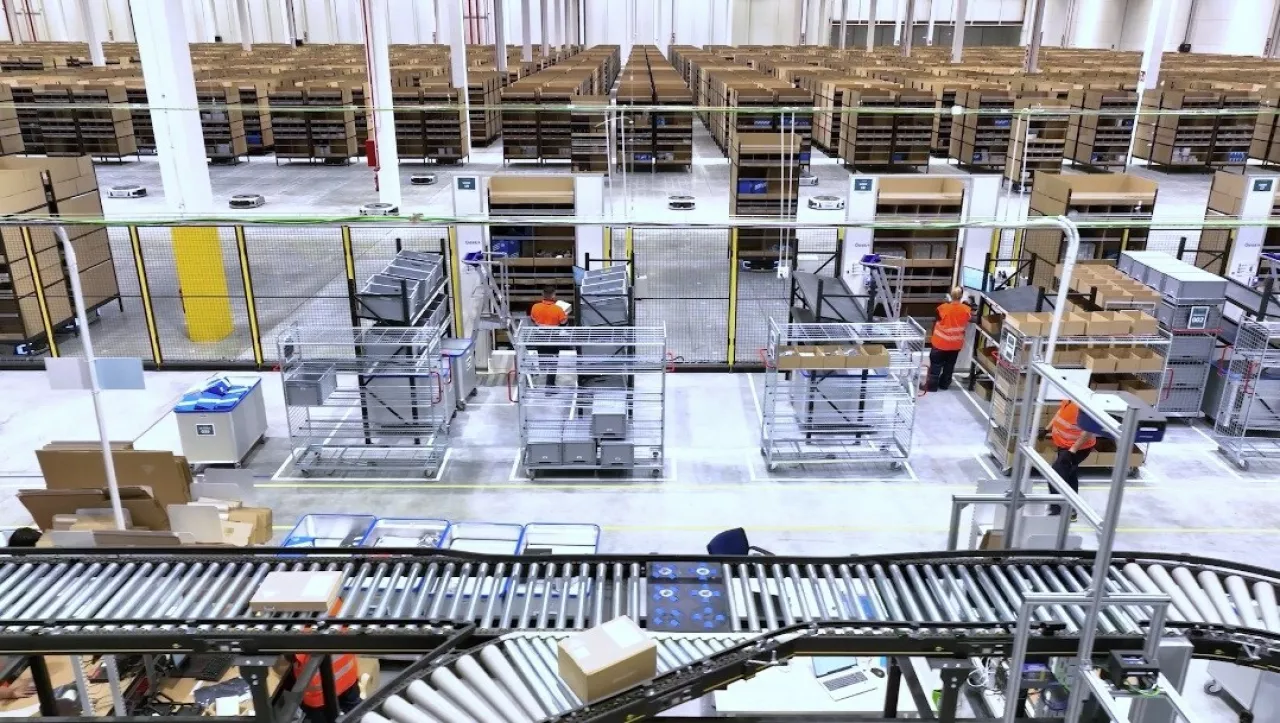 DB Schenker’s e-commerce logistics hub uses Geek+ robots to automate operations. img#1