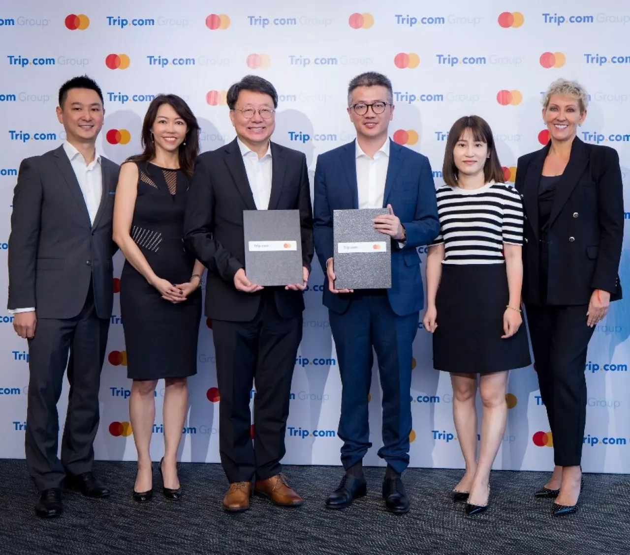 The Trip.com Group and Mastercard APAC teams to collaborate and offer enhanced travel experiences and travel privileges, led by Mr. Bo Sun, Trip.com Group's Chief Marketing Officer (third from right) and Mr. Yunsok Chang (fourth from right), Executive Vice President of Market Development, Mastercard Asia Pacific img#2