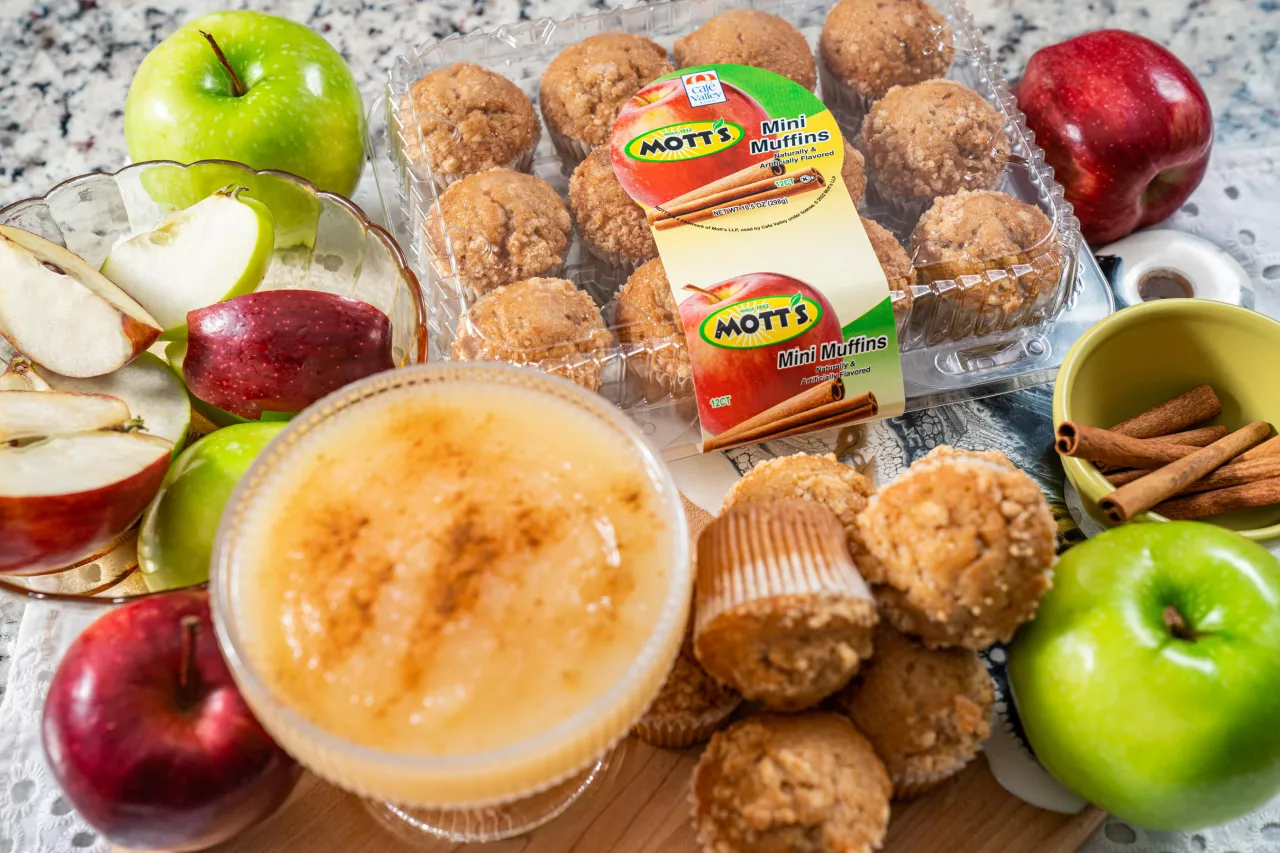 Cafe Valley's new 12-count Mott’s® Apple Mini Muffins feature sweet, light flavors of apple and cinnamon. img#2