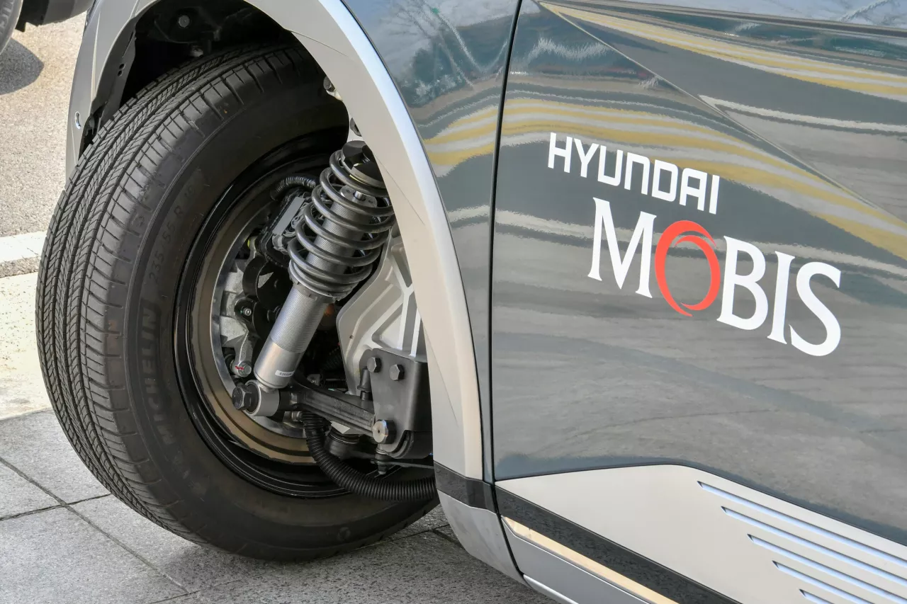 Hyundai Mobis’s in-wheel system is equipped in the e-corner system, an integrated solution that combines electronic steering, braking, and suspension technologies centered around the in-wheel motor. img#1
