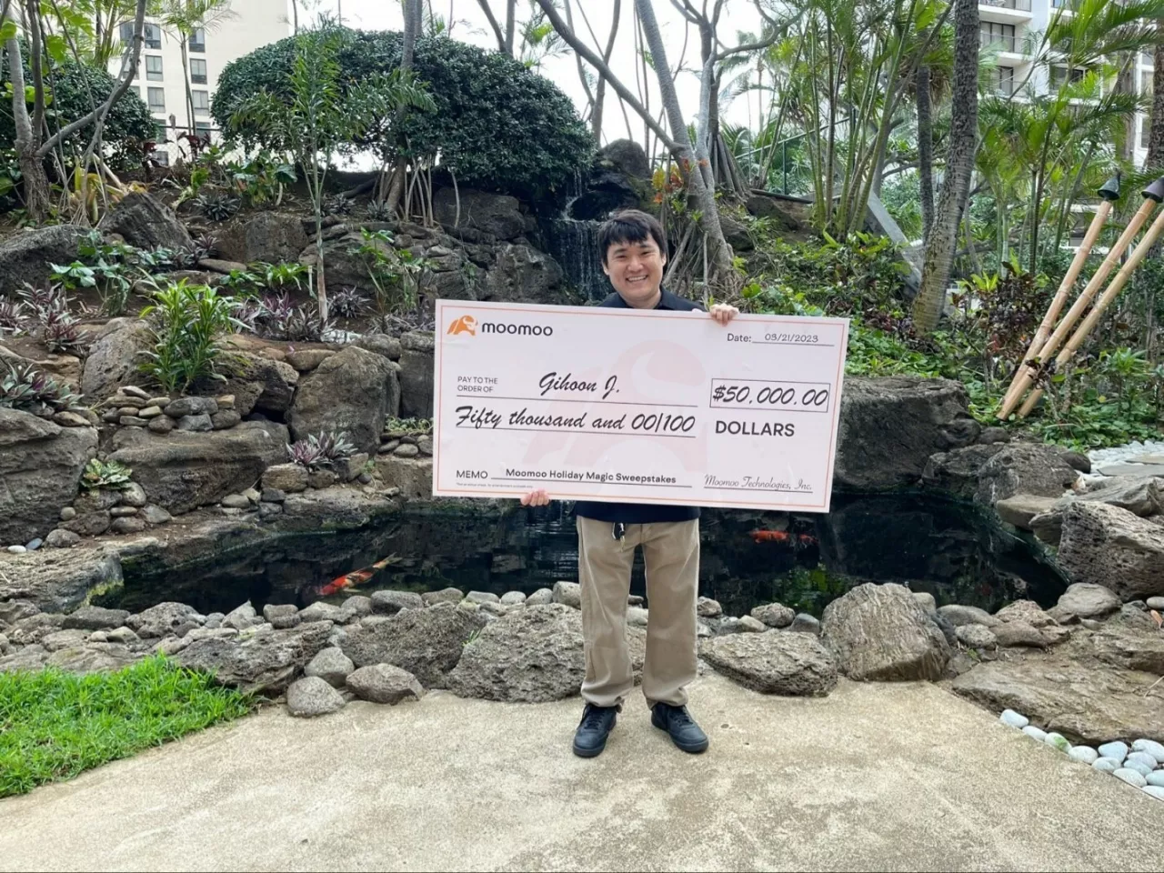 Gihoon J. of Honolulu receives the grand prize of $50,000 from moomoo. img#1