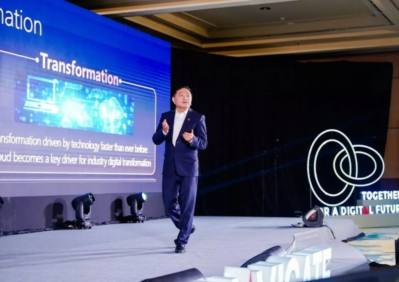 James Chen, Senior Vice President of H3C and Executive President of Cloud and AI Business Group, delivered a keynote speech entitled "Driving Digital Transformation with Cloud and AI" at H3C NAVIGATE 2023 International Business Summit img#1