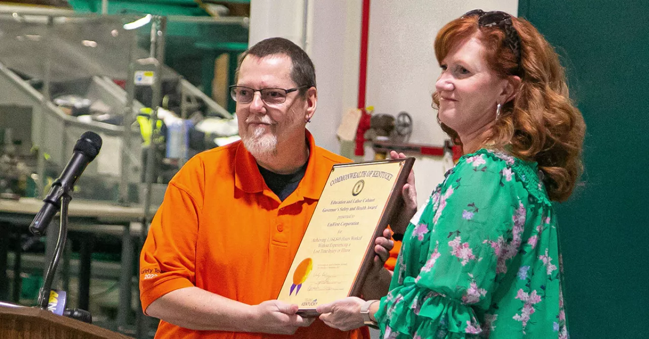Lynn Whitehouse, director of Kentucky Education and Labor Cabinet's KYSafe program, presents the Governor’s Safety and Health Award to UniFirst Safety Team Leader Robert Carlile. Photo courtesy of The Owensboro Times. img#1