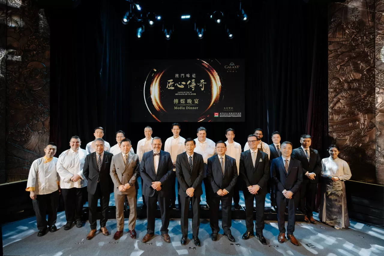 Mr. Ricky Ho, Deputy Director of Macao Government Tourism Office along with Mr. Raymond Yap Yin Min, Senior Director of Integrated Resort Services at Galaxy Entertainment Group and featured chefs from Galaxy Macau came together for a photo session. (Galaxy Macau) img#4