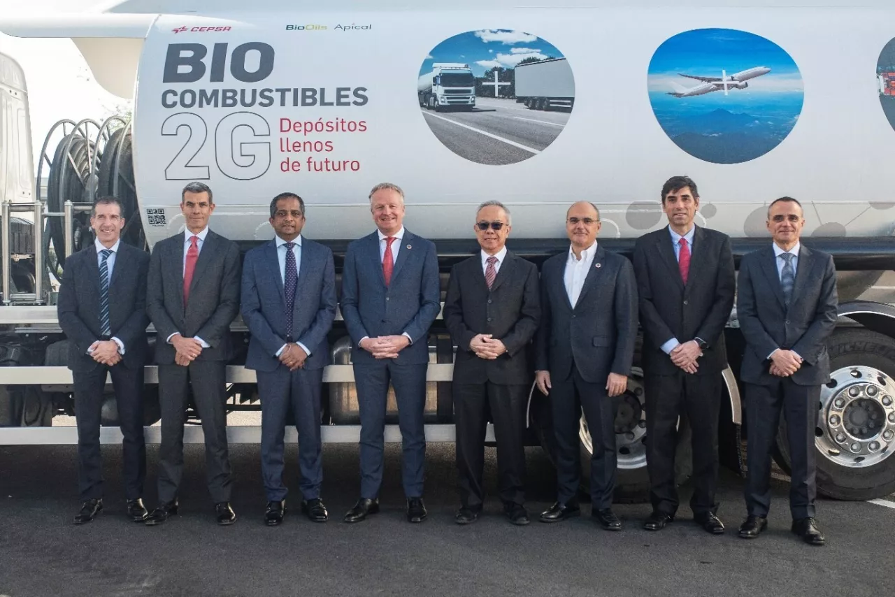 The new joint venture was announced at La Rábida Energy Park with the participation of Juan Manuel Moreno Bonilla, President of the Regional Government of Andalusia; Maarten Wetselaar, Cepsa CEO (fourth from the left); Oscar Garcia, Bio-Oils CEO (second from the right); Dato’ Yeo How, President, Apical (fourth from the right); Pratheepan Karunagaran, Executive Director, Apical (third from the left); and Lamberto Gaggiotti, Head, Green Energy img#1