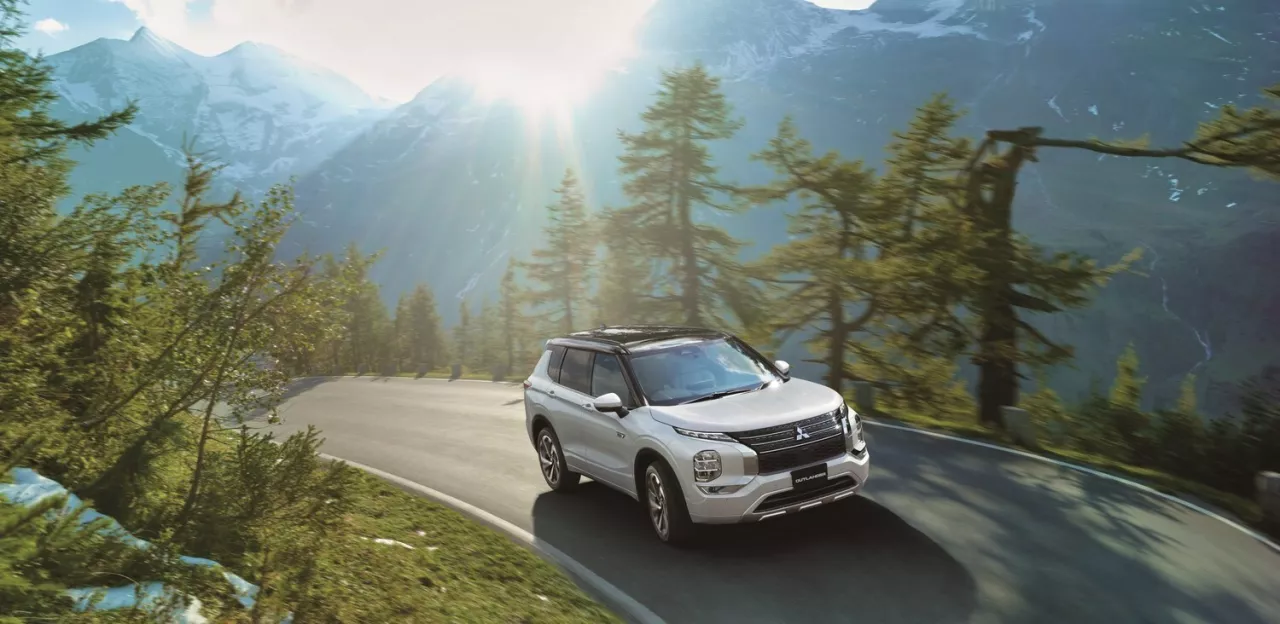 Industry-first use of the latest cloud streaming video game technology allows customers to configure their ideal 2023 Outlander Plug-In Hybrid and see it in motion img#1