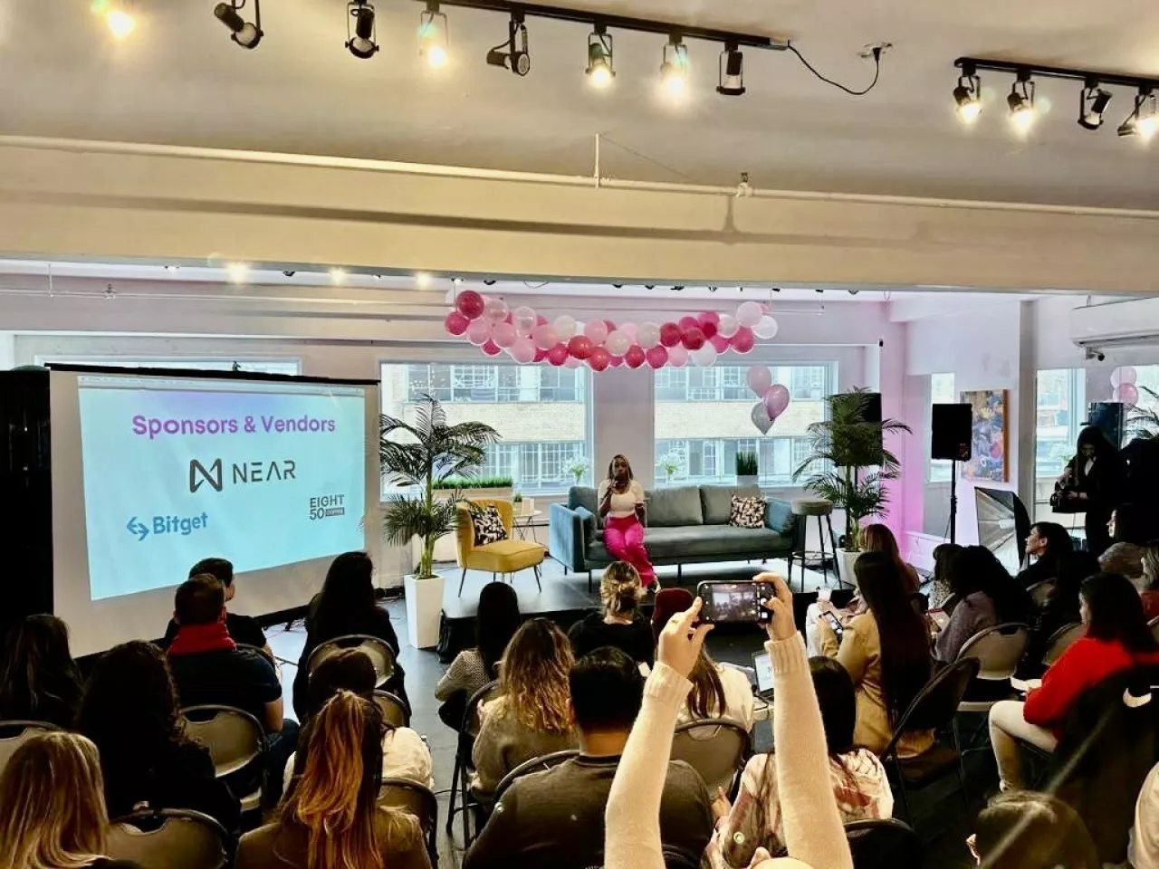 Crypto Babes Co-Founder Ashley Wright gives an Opening speech at the Crypto Babes Educational Event (CNW Group/Bitget Limited) img#1