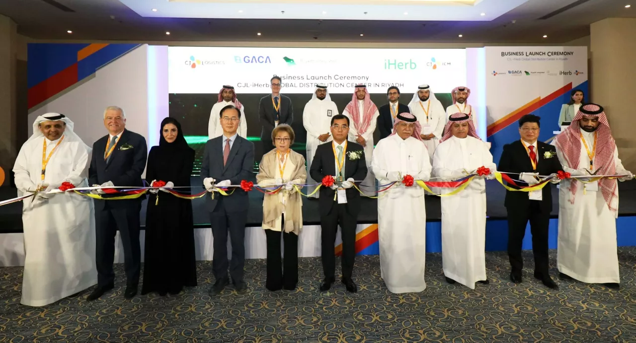 (Front row, from left to third) Vice Minister of Commerce Dr. Eiman Al Mutairi, South Korea Ambassador to Saudi Arabia Park Joon-yong, iHerb COO Mriee Chang, CJ Logistics CEO Kang Sin-ho, Minister of Commerce Dr. Majid Al Kasabi, Saudi General Authority for Civil Aviation CEO Abdulaziz Al-Duailej, CJ Logistics Global Business Unit CEO Kang Byoung-ku and others are taking a picture at the event. img#1