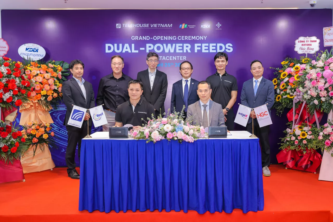 Mr. Nguyen Manh Cuong, General Director of Telehouse Vietnam (front row, left) and Mr. Cliff Tam, Senior Vice President of Global Data Strategy & Operations, International Business of HGC (front row, right) sign Joint Marketing Agreement to launch EdgeX by HGC in Hanoi (HGC Global Communications Limited (HGC)) img#1