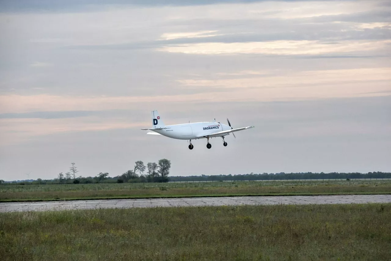 Dronamics Cargo-Drohne absolviert Erstflug und ebnet den Weg für die Zukunft der Lieferungen