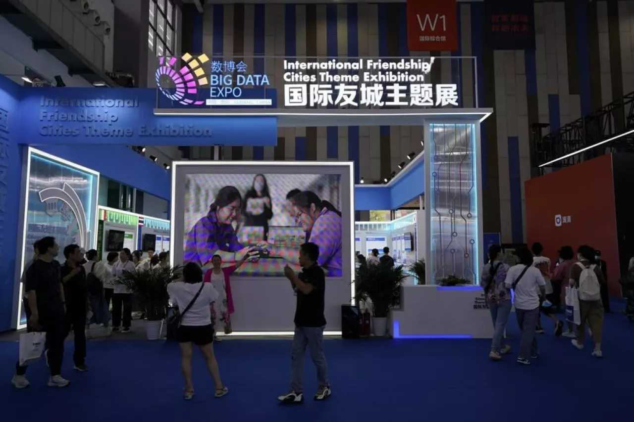 A special booth is built to exhibit experiences and achievements of smart city construction of 13 cities from eight countries at the China International Big Data Industry Expo 2023, which concluded on Sunday. [Hou Chengze / China Daily] img#1