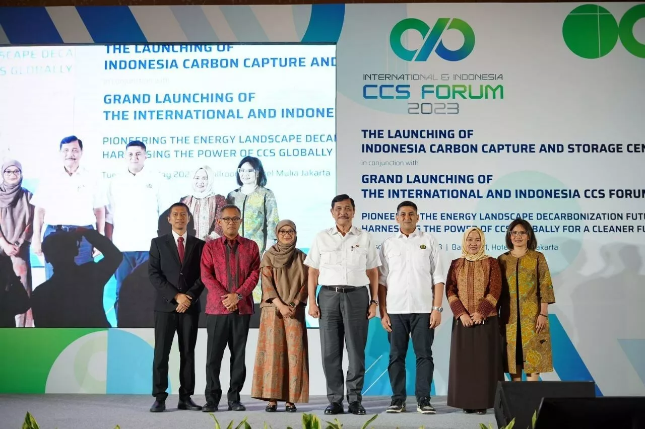 Coordinating Minister of Maritime and Investment Affairs, Luhut Binsar Panjaitan, Jodi Mahardi, Deputy for Maritime Sovereignty and Energy Coordination, and the Committee of IICCS Forum 2023 (Indonesia Carbon Capture and Storage Center) img#1