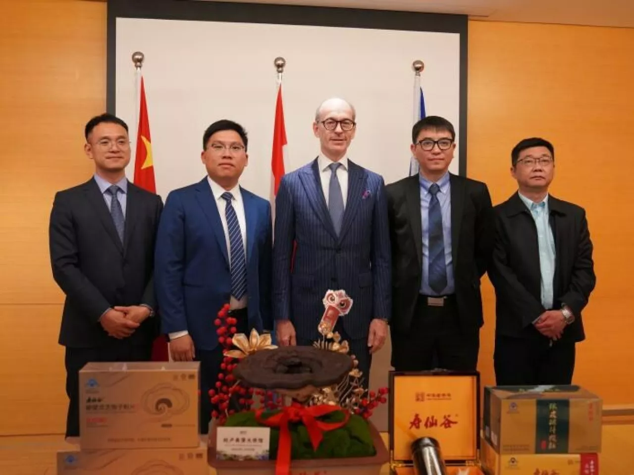 A team of representatives from Zhejiang Longevity Valley Botanical Co., Ltd (603896.SH) visited the Luxembourg Embassy in China on April 27. img#1