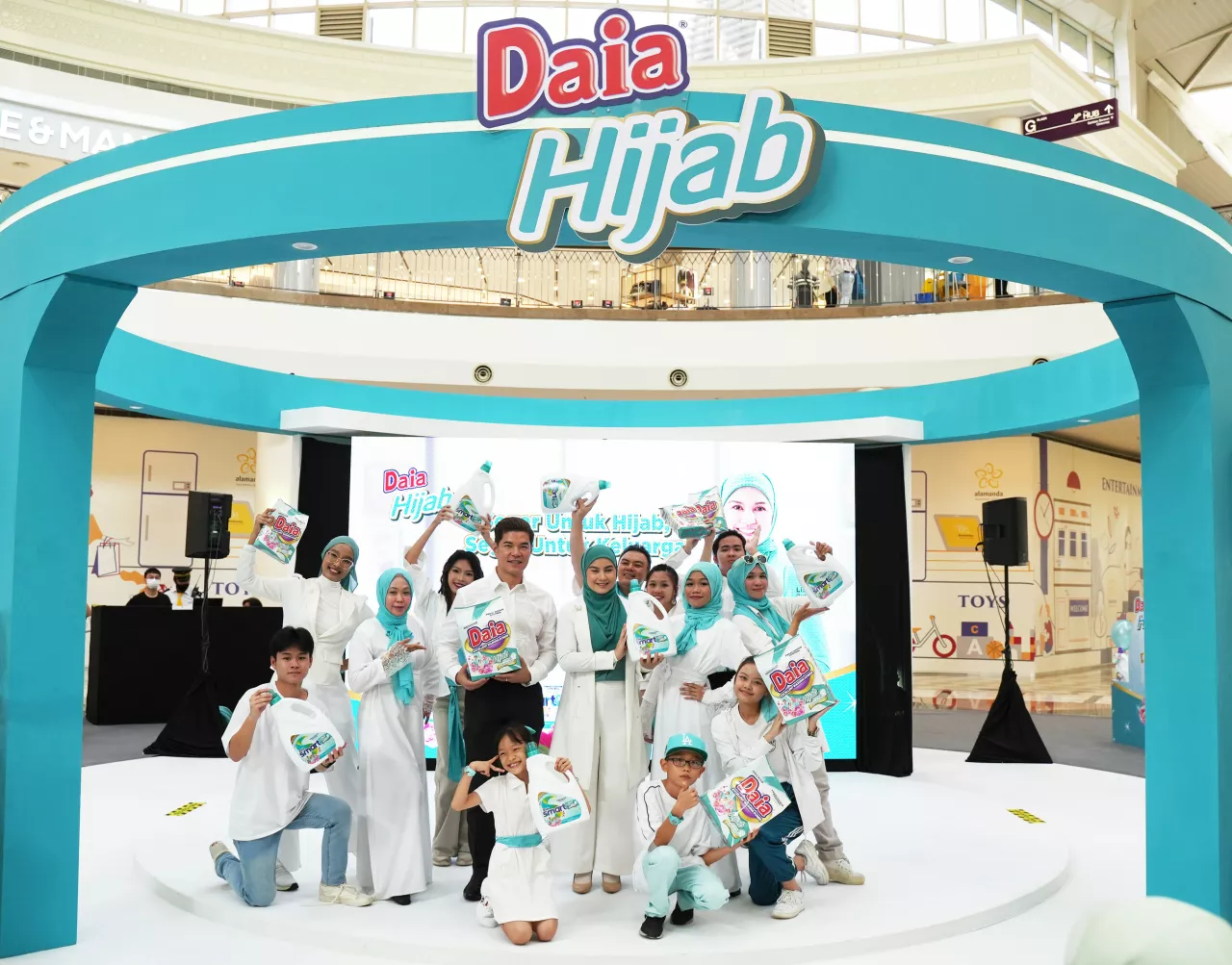 (center from left) Effendi Loong, Country Director, Gentle Supreme Sdn Bhd, and (center from right) Lisa Surihani, the Brand Ambassador of Daia range of products officiating the launch of Daia Hijab All Day Freshness. img#1