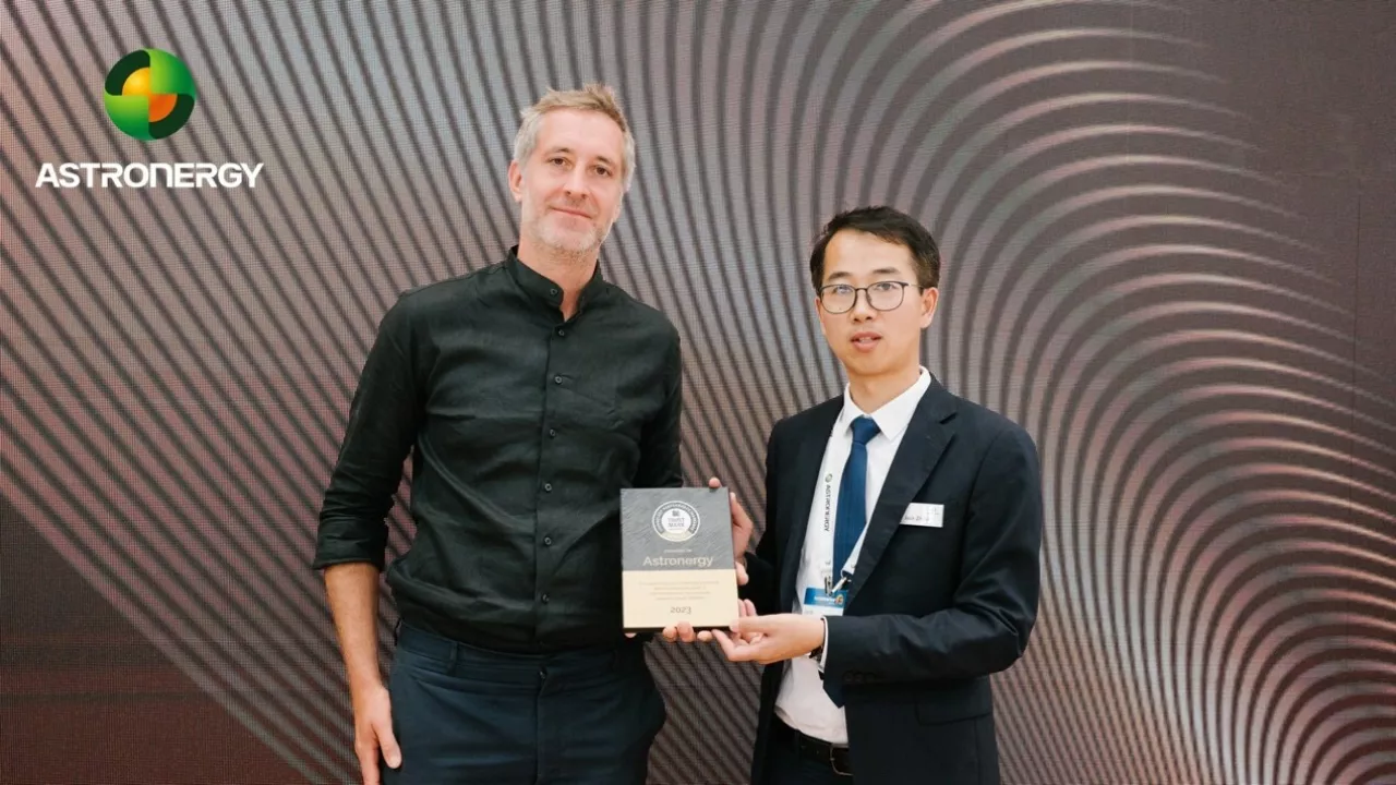 Jack Zhou (right), Head of Astronergy Global Product Management, receives the gold 'Trust Mark’ from Ariel Re on June 15 at the Intersolar Europe 2023. img#1