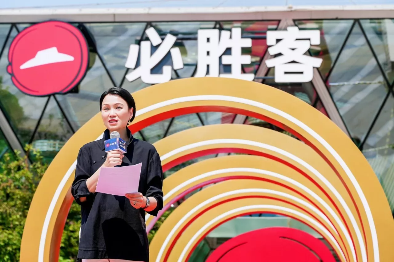 Joey Wat, CEO of Yum China, delivers a speech to mark Pizza Hut’s 3,000th store in China img#3