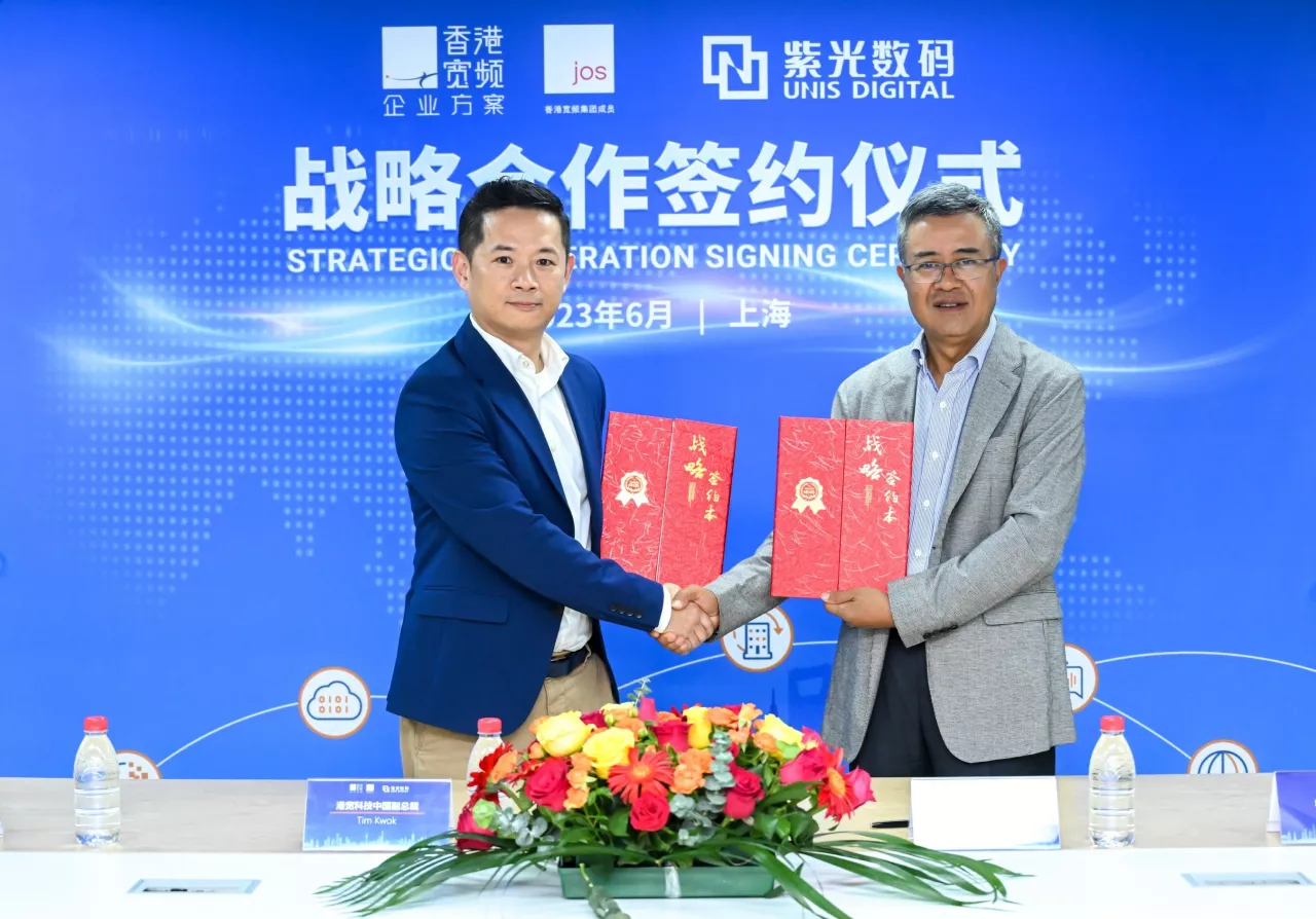 Tim Kwok, HKBN Co-Owner and Vice President – JOS China (on left) and Patrick Shao, Executive Vice President of Unisplendour Digital Group and President of Unisplendour Xiaotong Technology Co., Ltd. (on right) commemorate the alliance with an official contract signing. img#1